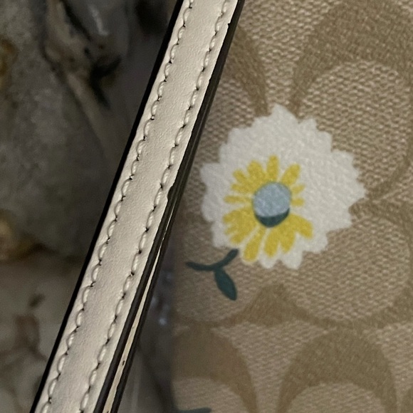 NEW COACH CORNER ZIP WRISTLET - Picture 3 of 5